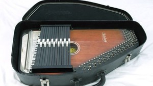 Arpa de cuerdas con teclado